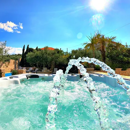 Luxurious In With Pool *