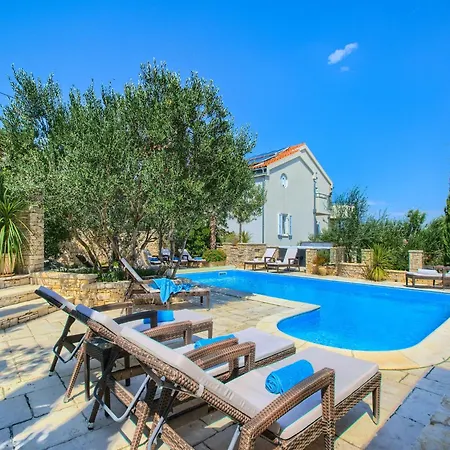 Luxurious In With Pool Apartment *