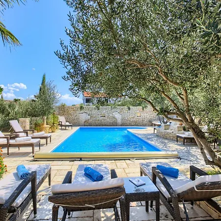 Apartment Luxurious In With Pool