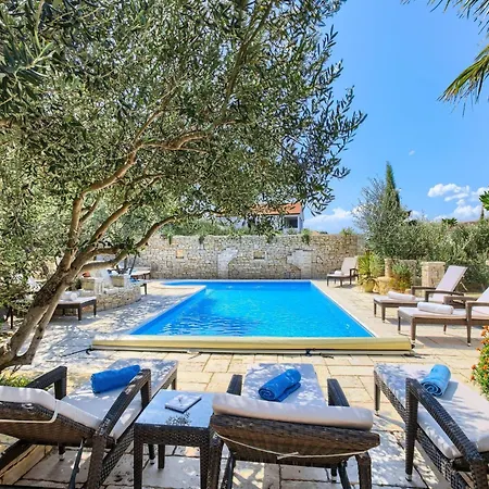 Luxurious In With Pool
