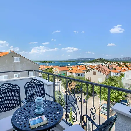 Apartment Luxurious In With Pool