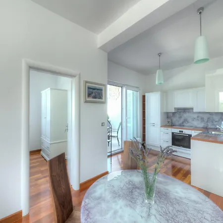 Luxurious In With Pool Apartment Murter