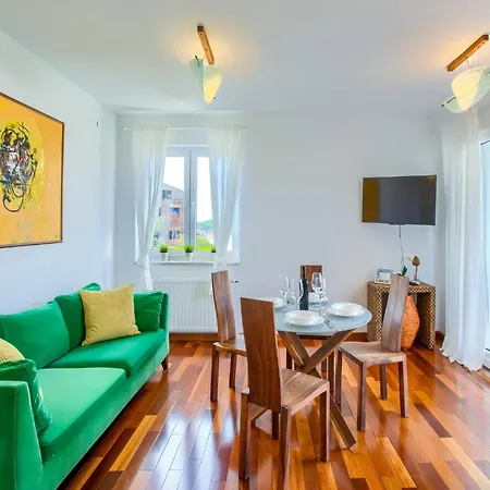 Luxurious In With Pool Apartment