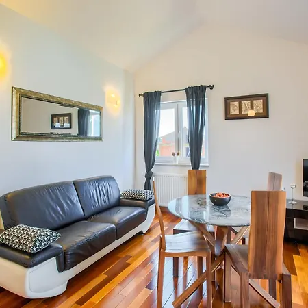 Luxurious In With Pool Apartment *