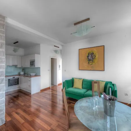 Apartment Luxurious In With Pool