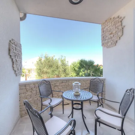 Luxurious In With Pool Apartment Murter