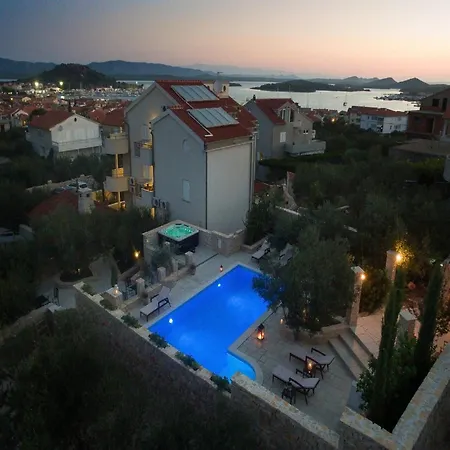 Luxurious In With Pool Apartment