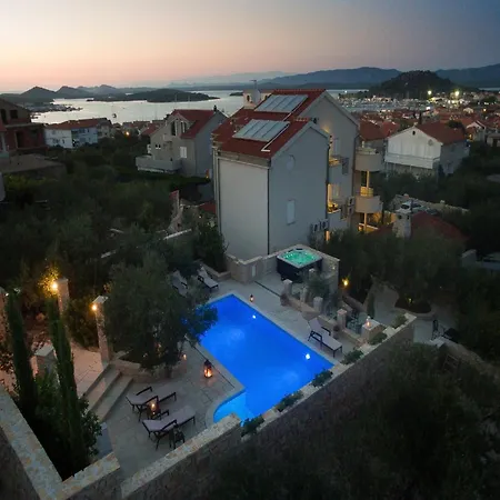 Luxurious In With Pool Apartment